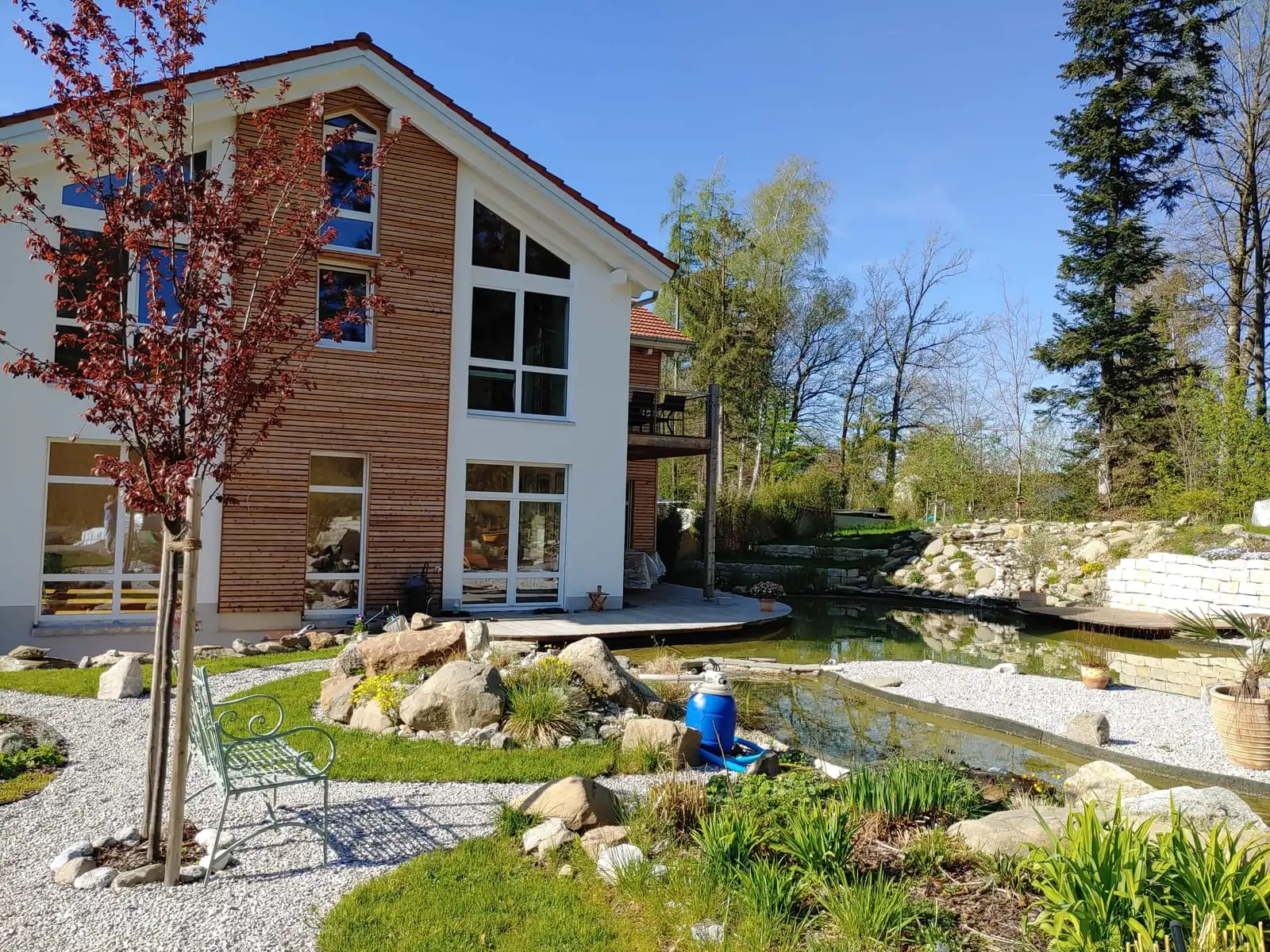 Das Institut Vogel vom Garten aus gesehen