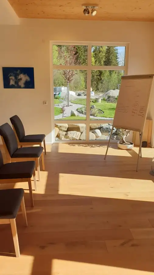 Der Seminarraum mit Blick in den Garten