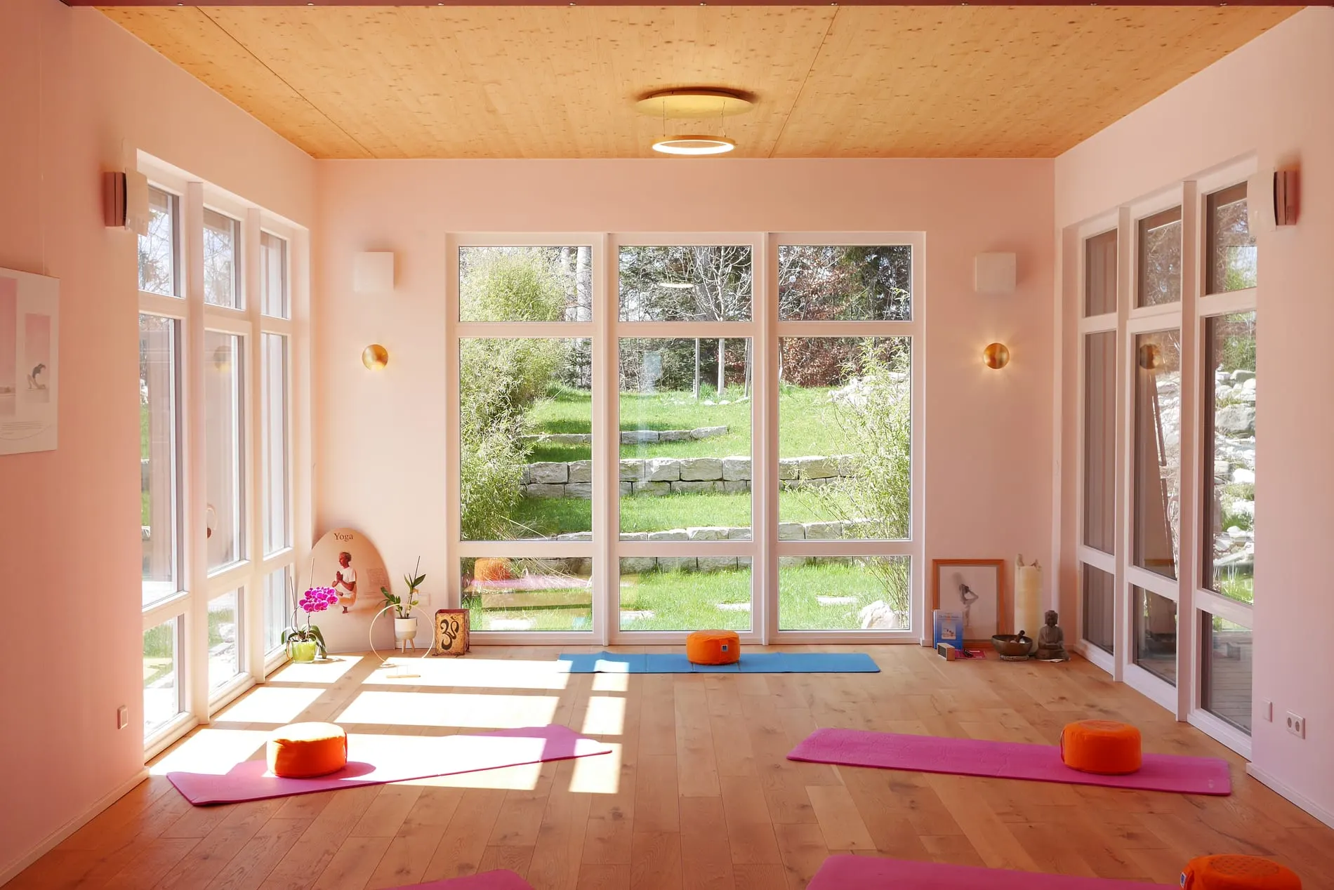 Der Yogaraum mit Blick in den Garten